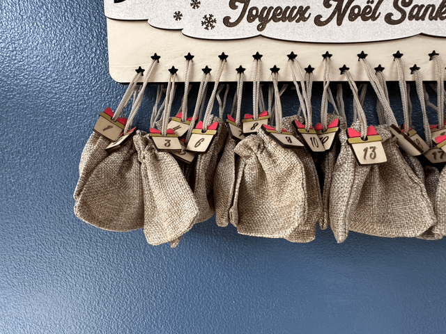 🎄✨ Calendrier de l’Avent personnalisé – avec prénom gravé et ponchons numérotés 🎁