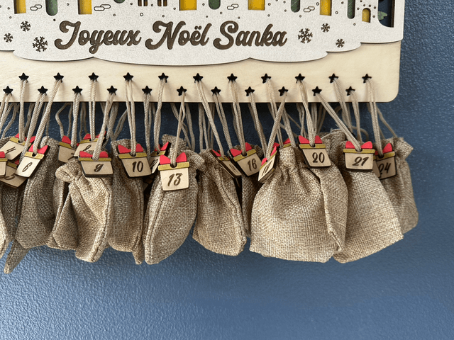 🎄✨ Calendrier de l’Avent personnalisé – avec prénom gravé et ponchons numérotés 🎁