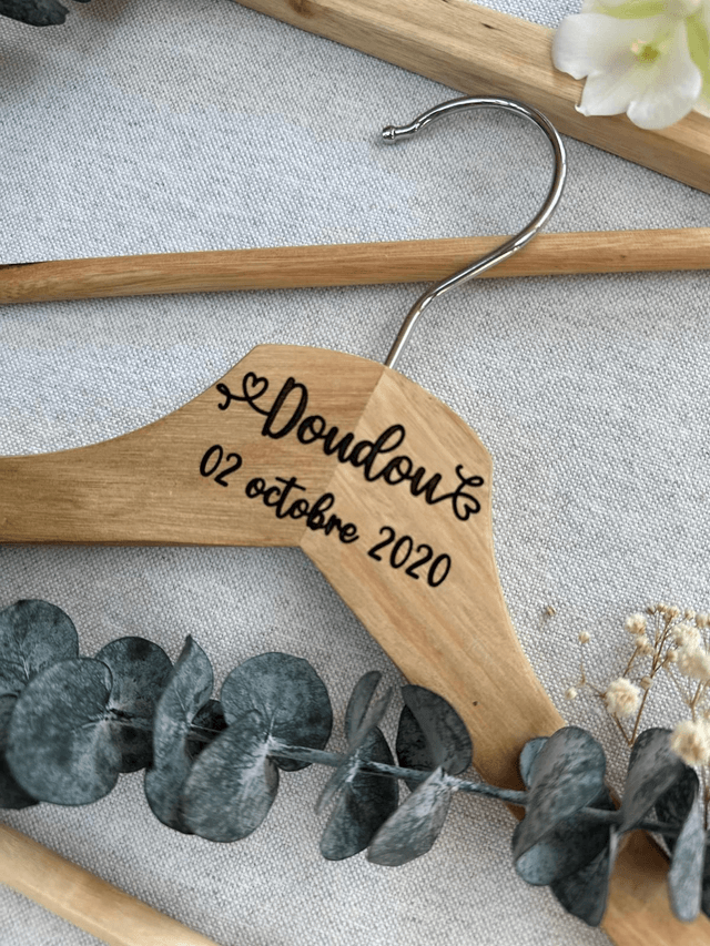 Cintre en bois gravé