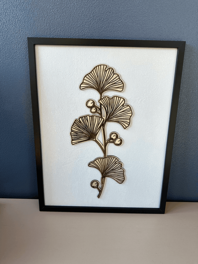 Cadre avec gravure végétale en bois